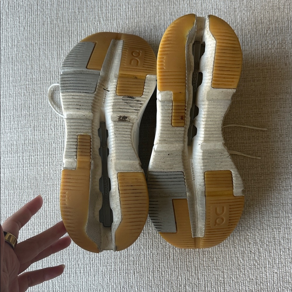 Cloudnova Form 2 -On Running White Shoes - Picture 4 of 7